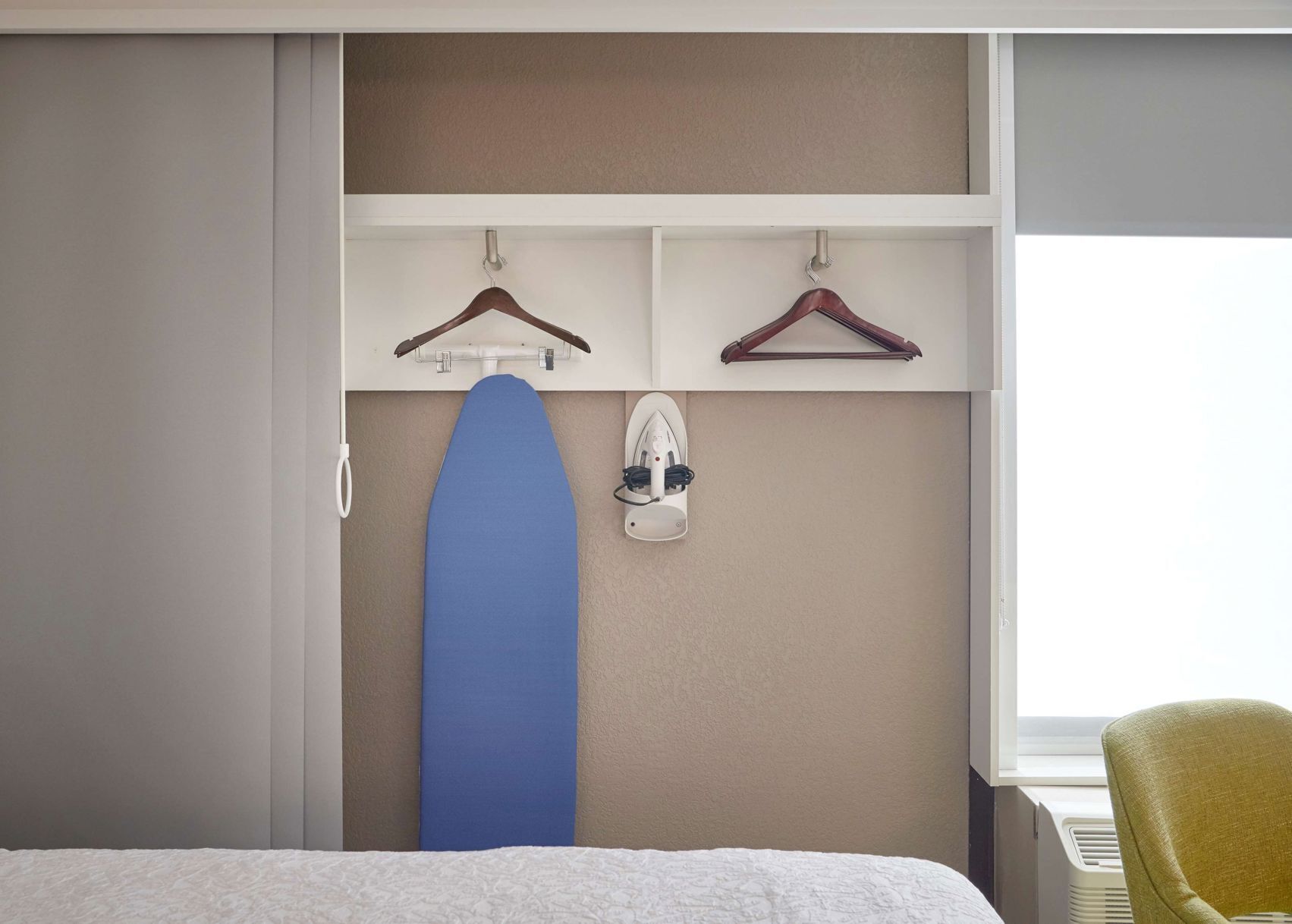Luxe beddengoed, pillowtop-bedden, individueel gemeubileerd, een bureau