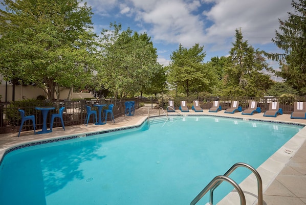 Piscina externa sazonal, funciona das 8h às 21h, espreguiçadeiras