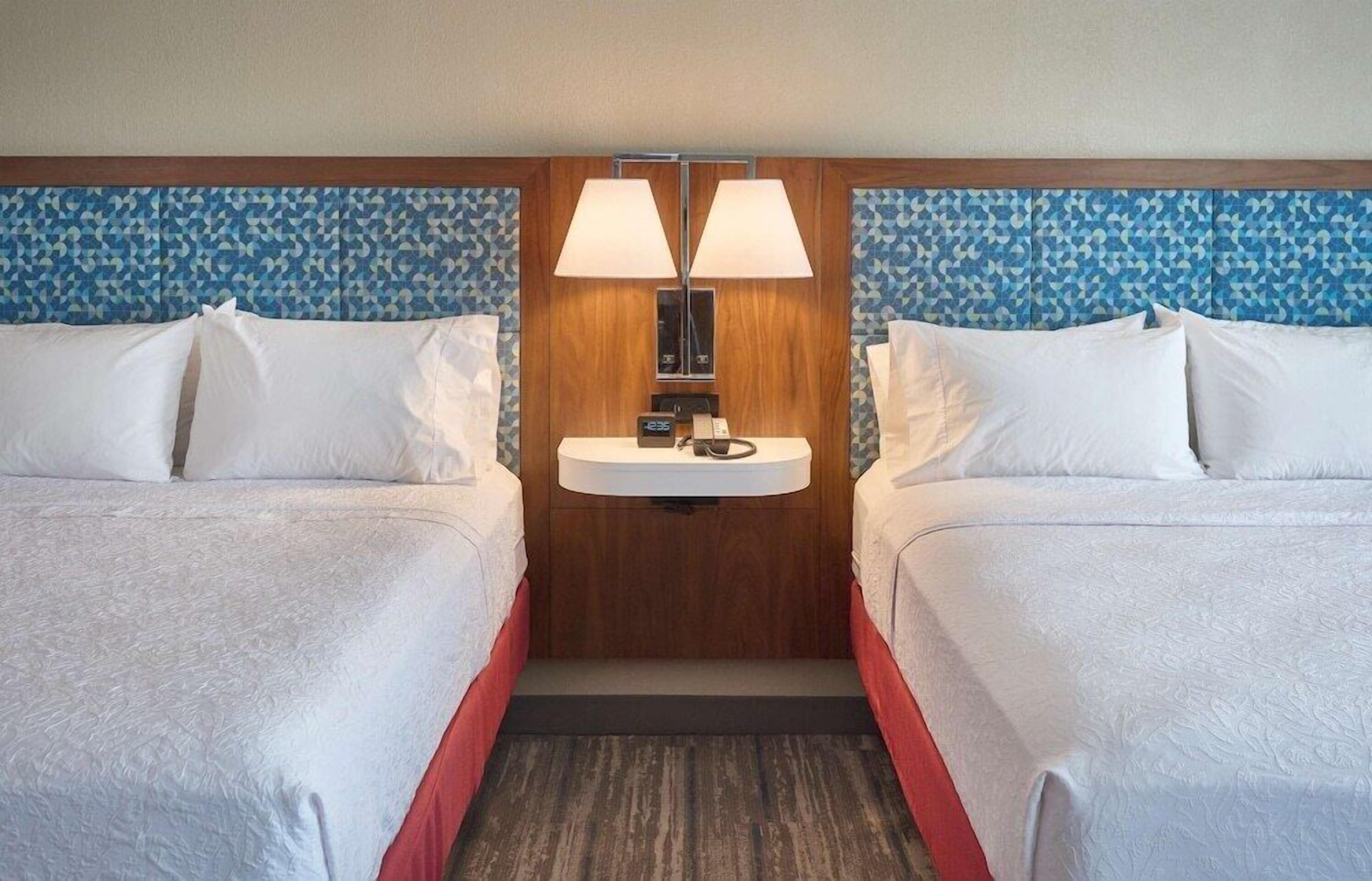 Luxe beddengoed, pillowtop-bedden, individueel gemeubileerd, een bureau