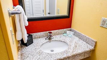 Habitación superior, 1 cama King size y sofá cama | Baño | Tina con regadera, amenidades de baño gratuitas, secadora de cabello