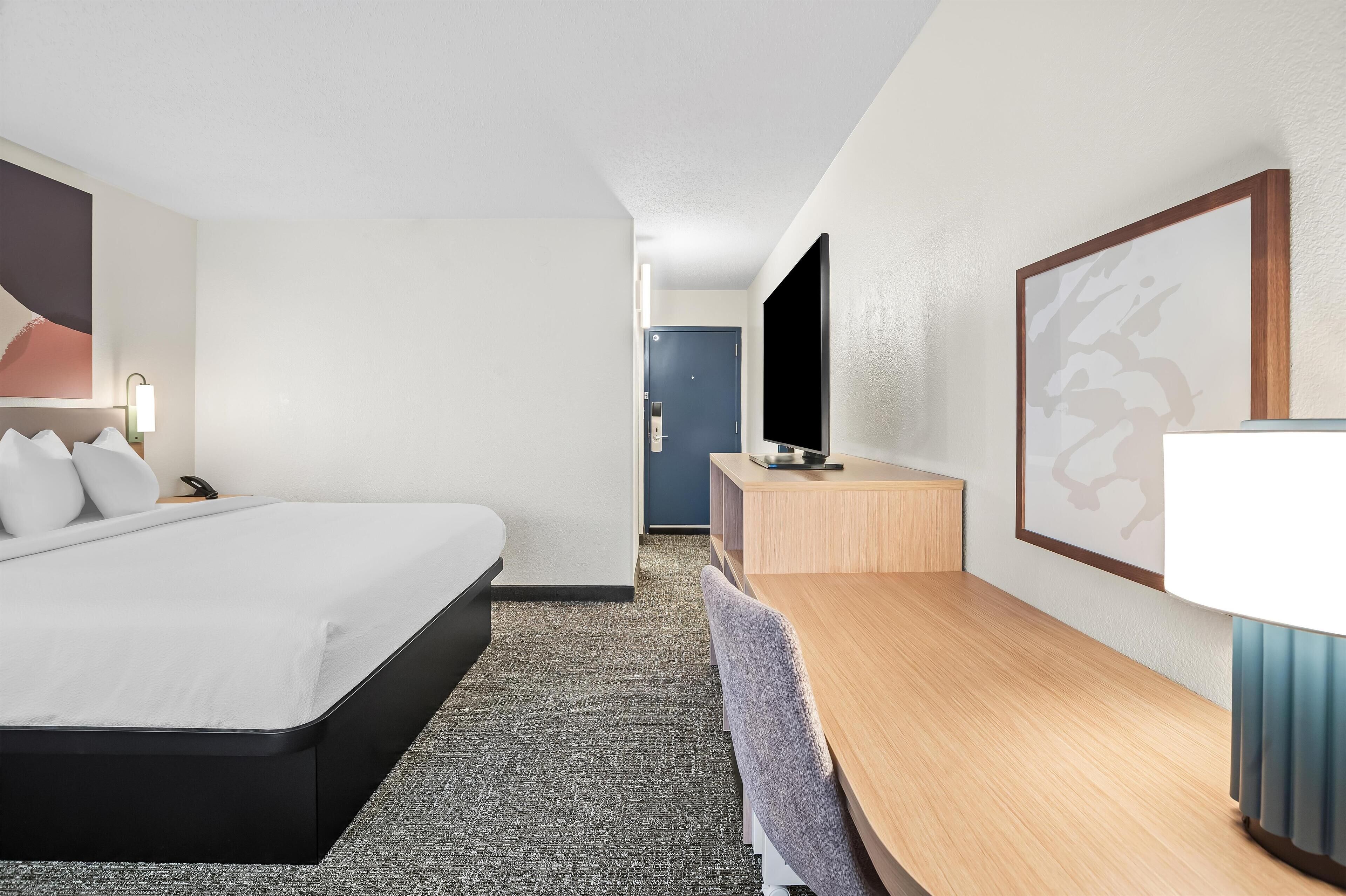 Espacio para trabajar con laptop y tabla de planchar con plancha 