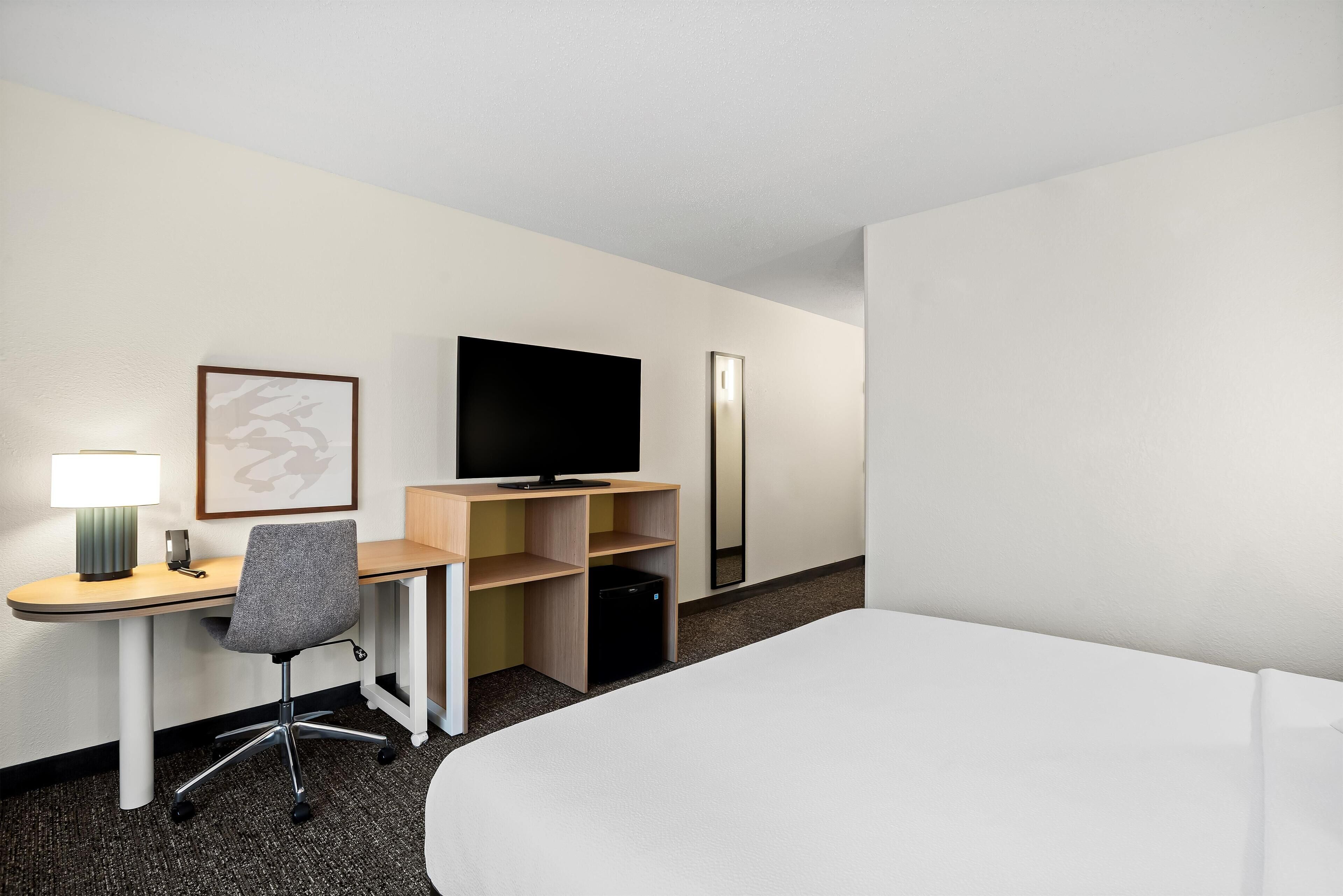 Espacio para trabajar con laptop y tabla de planchar con plancha 