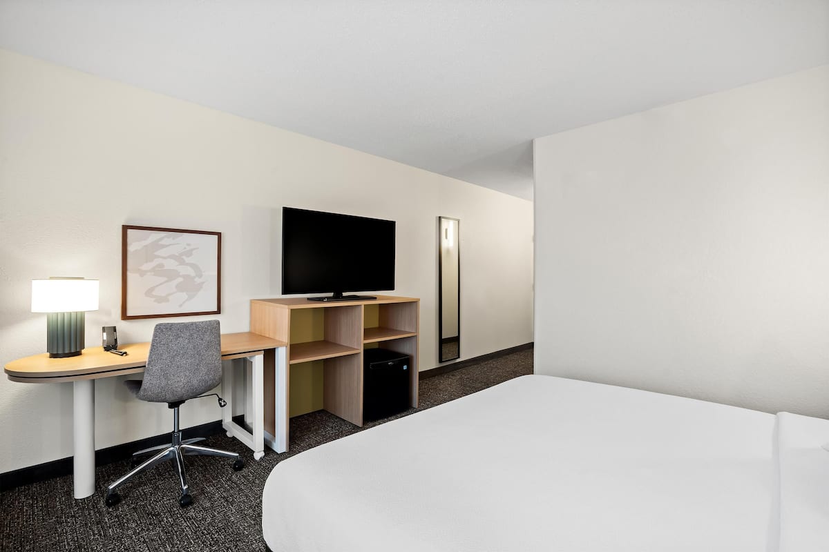 Espacio para trabajar con laptop y tabla de planchar con plancha