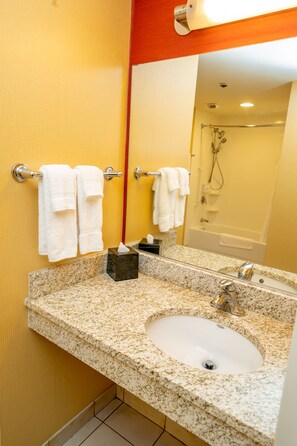 Superior-Suite, 1 King-Bett und Schlafsofa (One Bedroom) | Badezimmer | Duschwanne, kostenlose Toilettenartikel, Haartrockner, Handtücher