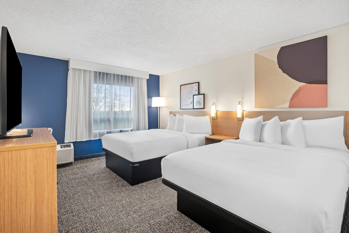 Espacio para trabajar con laptop y tabla de planchar con plancha