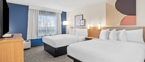 Chambre, 2 grands lits | Espace de travail pour ordinateurs portables, fer et planche Ă repasser