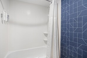 Chambre, 2 grands lits | Salle de bain | Ensemble baignoire-douche, articles de toilette (gratuits)