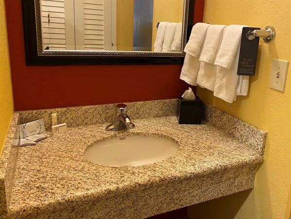 Bañera con ducha, artículos de tocador gratuitos, secador de pelo