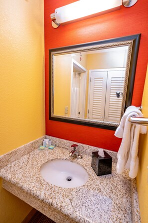 Combined shower/bathtub, free toiletries, hair dryer, towels