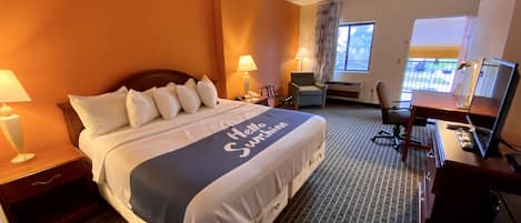 Meja kerja, setrika/meja setrika, dan tempat tidur lipat/tambahan