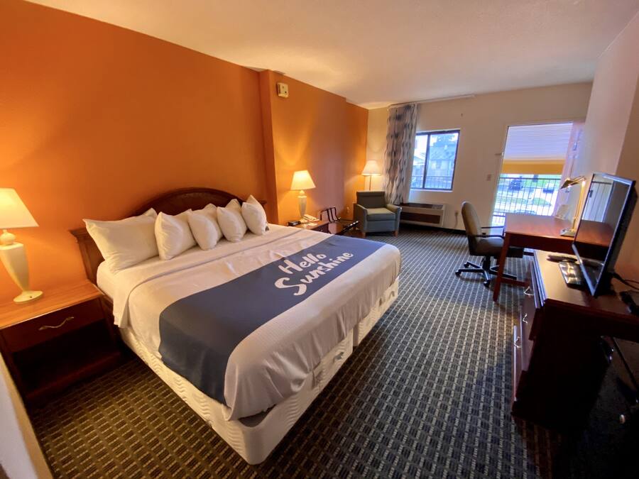 Een bureau, een strijkplank/strijkijzer, extra bedden, gratis wifi