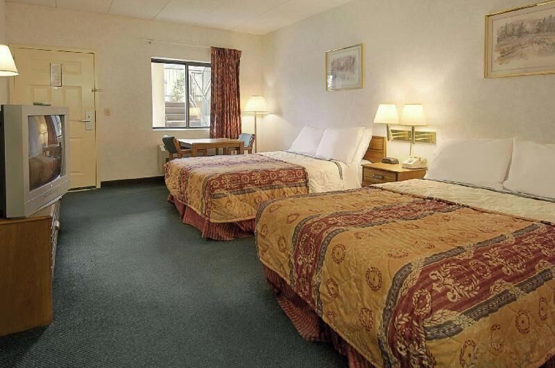 Desk, iron/ironing board, rollaway beds, free WiFi