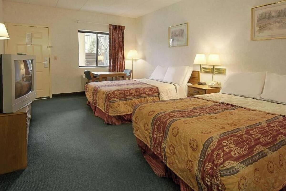 Desk, iron/ironing board, rollaway beds, free WiFi
