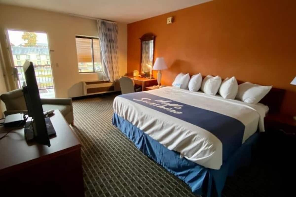 Desk, iron/ironing board, rollaway beds, free WiFi