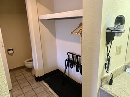 Secador de pelo, toallas