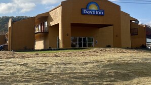 A Days Inn building with a prominent sign, a flat roof, and a simple facade. - Days Inn by Wyndham Morehead (Morehead)
