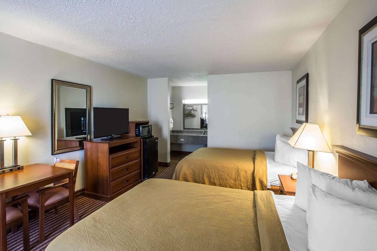 Iron/ironing board, WiFi (free), bed sheets