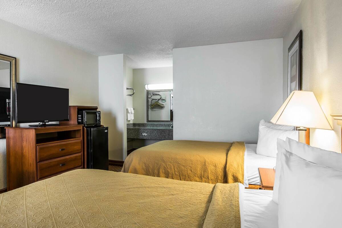 Iron/ironing board, WiFi (free), bed sheets