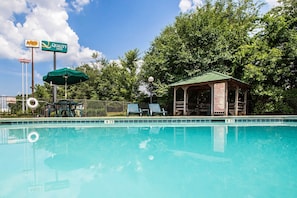 Seasonal outdoor pool - Quality Inn Madison (Madison)