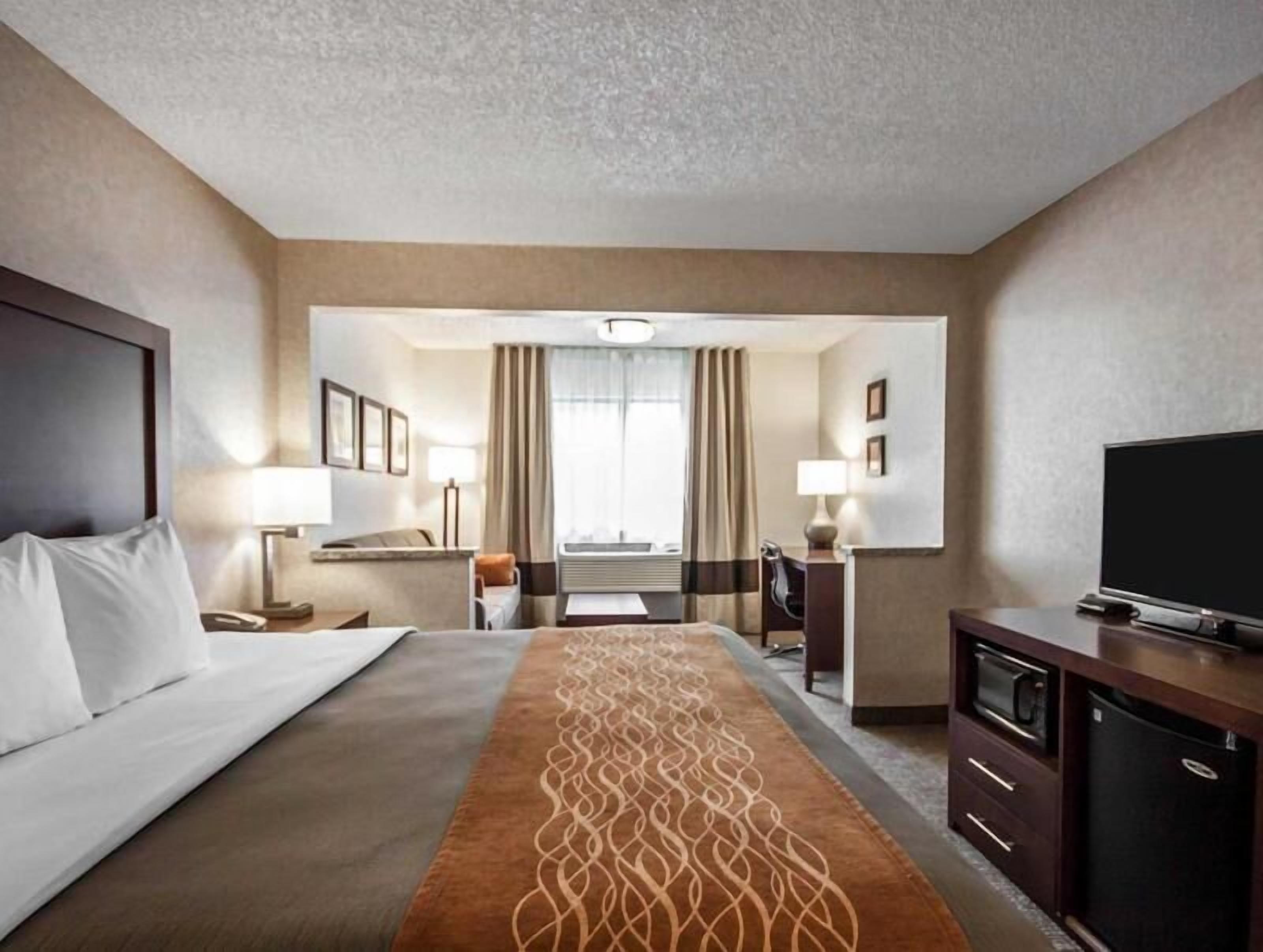 Premium bedding, in-room safe, desk, iron/ironing board