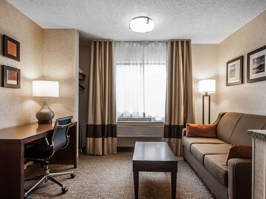 Suite, 1 cama de matrimonio grande con sofá cama, accesible para personas con discapacidad | Ropa de cama de alta calidad, caja fuerte, escritorio