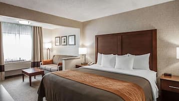 أغطية فراش متميزة وخزنة داخل الغرفة ومكتب ومكواة/لوح كي