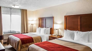 أغطية فراش متميزة وخزنة داخل الغرفة ومكتب ومكواة/لوح كي