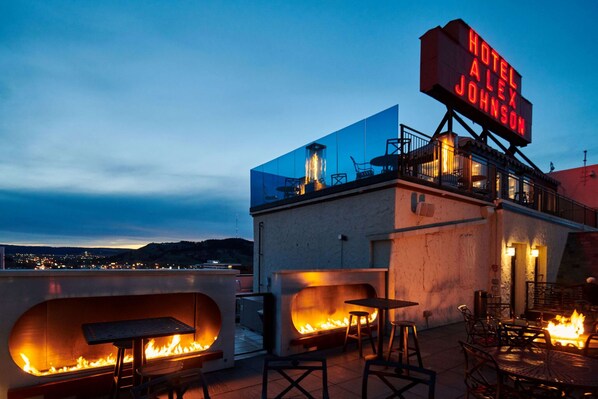 2 bares/lounges, pub
