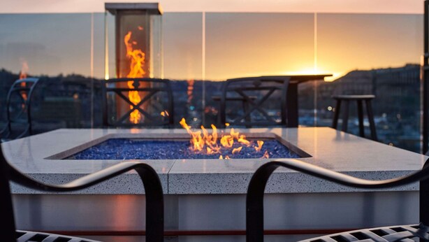 Terraza en la azotea con una chimenea y asientos.