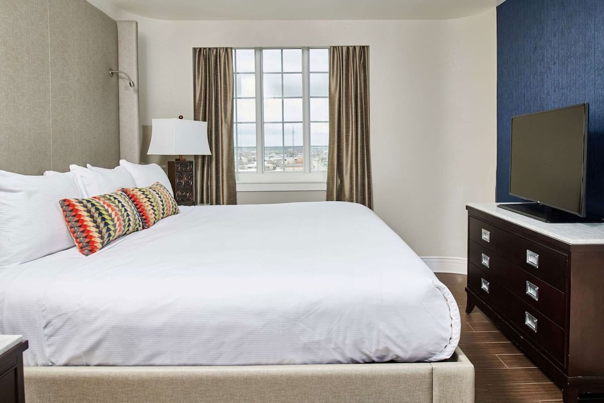 Premium bedding, pillow-top beds, in-room safe, blackout curtains