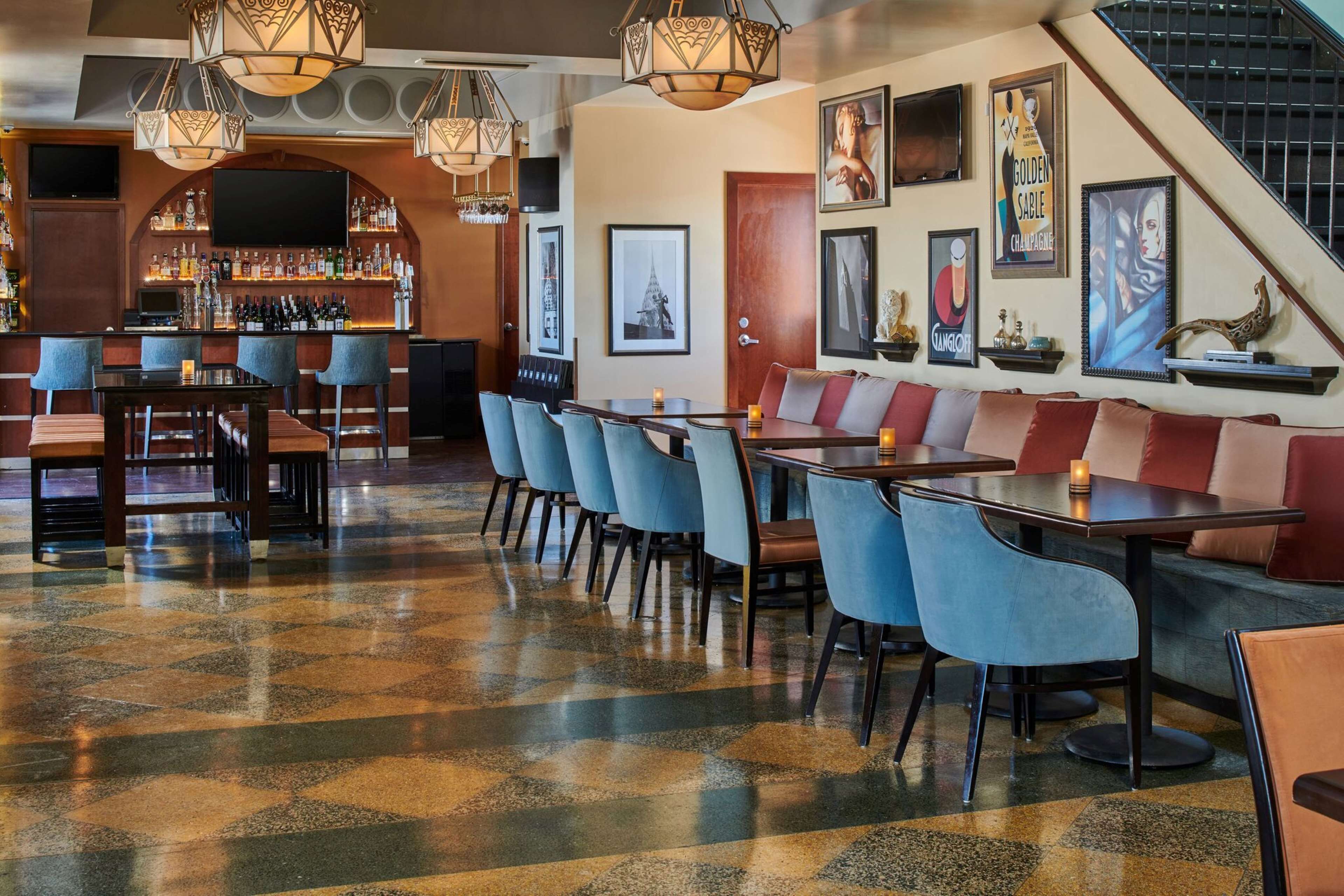 2 bar/lounge, pub