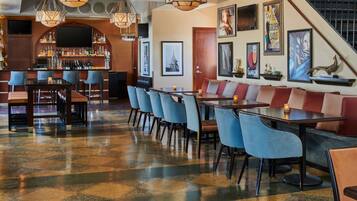 2 bar/lounge, pub