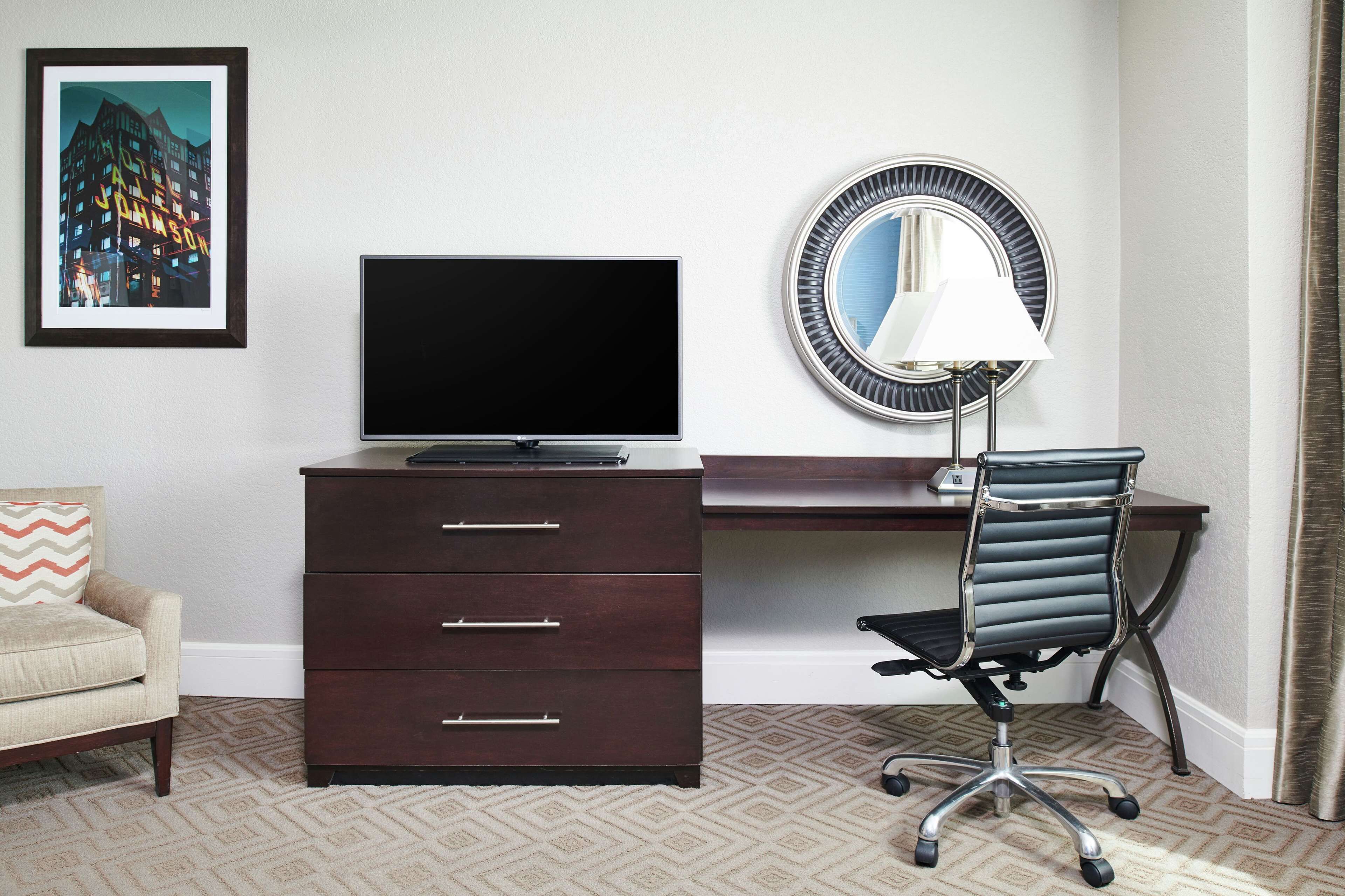 deluxe room, 1 king bed | premium bedding, pillow-top beds, in-room safe, blackout curtains