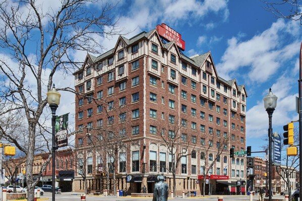 Un hotel de varios pisos con un diseño arquitectónico clásico, que presenta un letrero llamativo en la parte superior.
