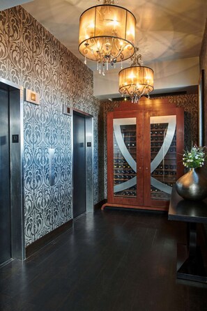 2 bars-salons, pub
