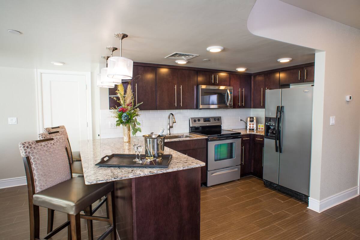 presidential suite, 2 bedrooms | in-room dining