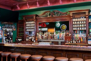 2 bares/lounges, pub