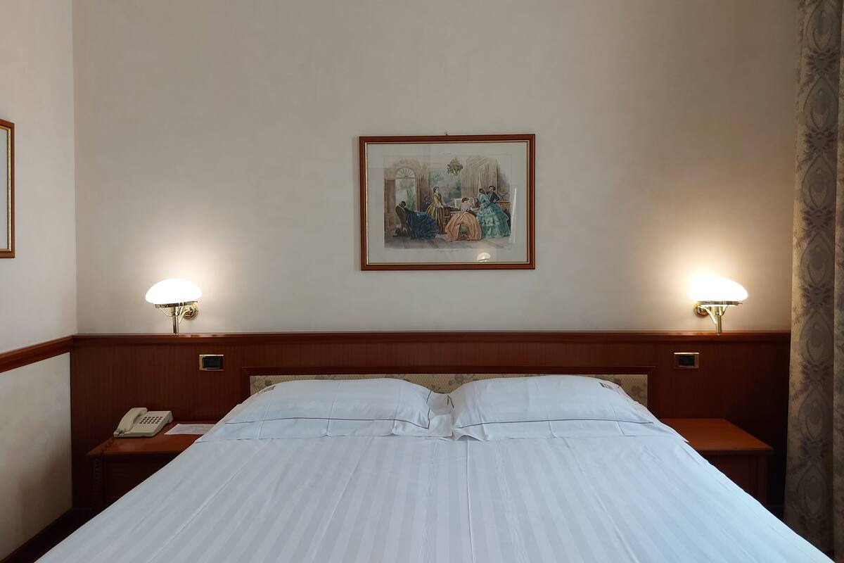 1 sovrum, sängtillbehör av högsta kvalitet och minibar