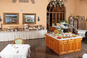 Tägliches Frühstücksbuffet gegen Gebühr