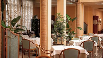Petit déjeuner et dßner servis sur place, spécialités Cuisine locale