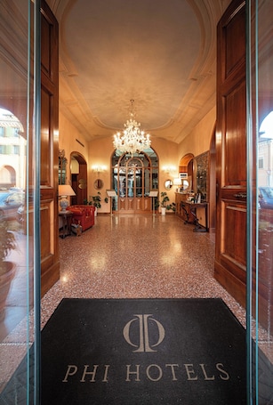 Interior entrance. Phi Hotel dei Medaglioni
