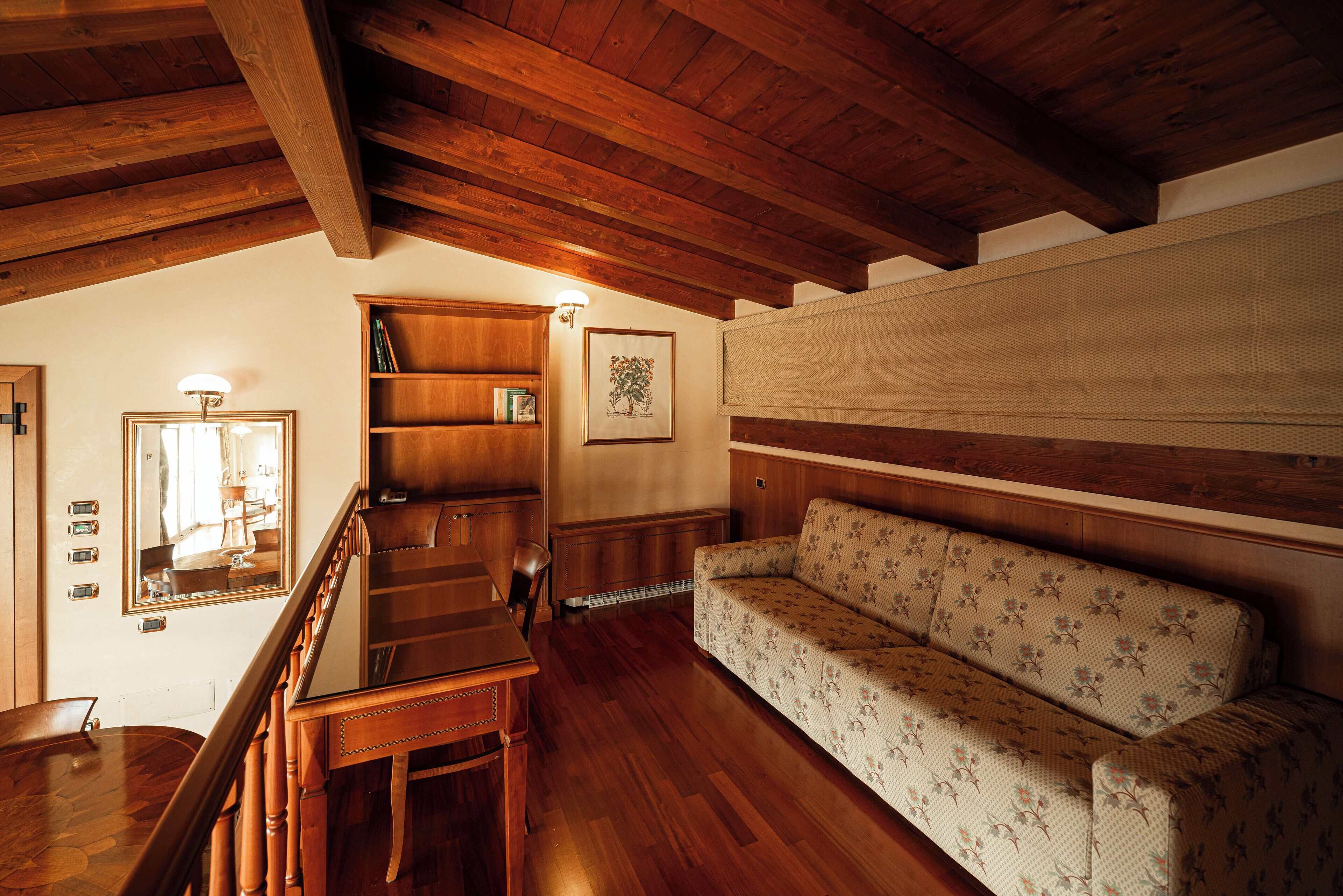 suite | living area | flat-screen tv