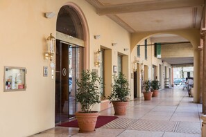 Property entrance - Phi Hotel dei Medaglioni (Correggio)