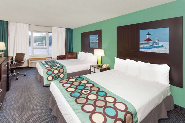 Meja kerja, setrika/meja setrika, dan tempat tidur bayi gratis