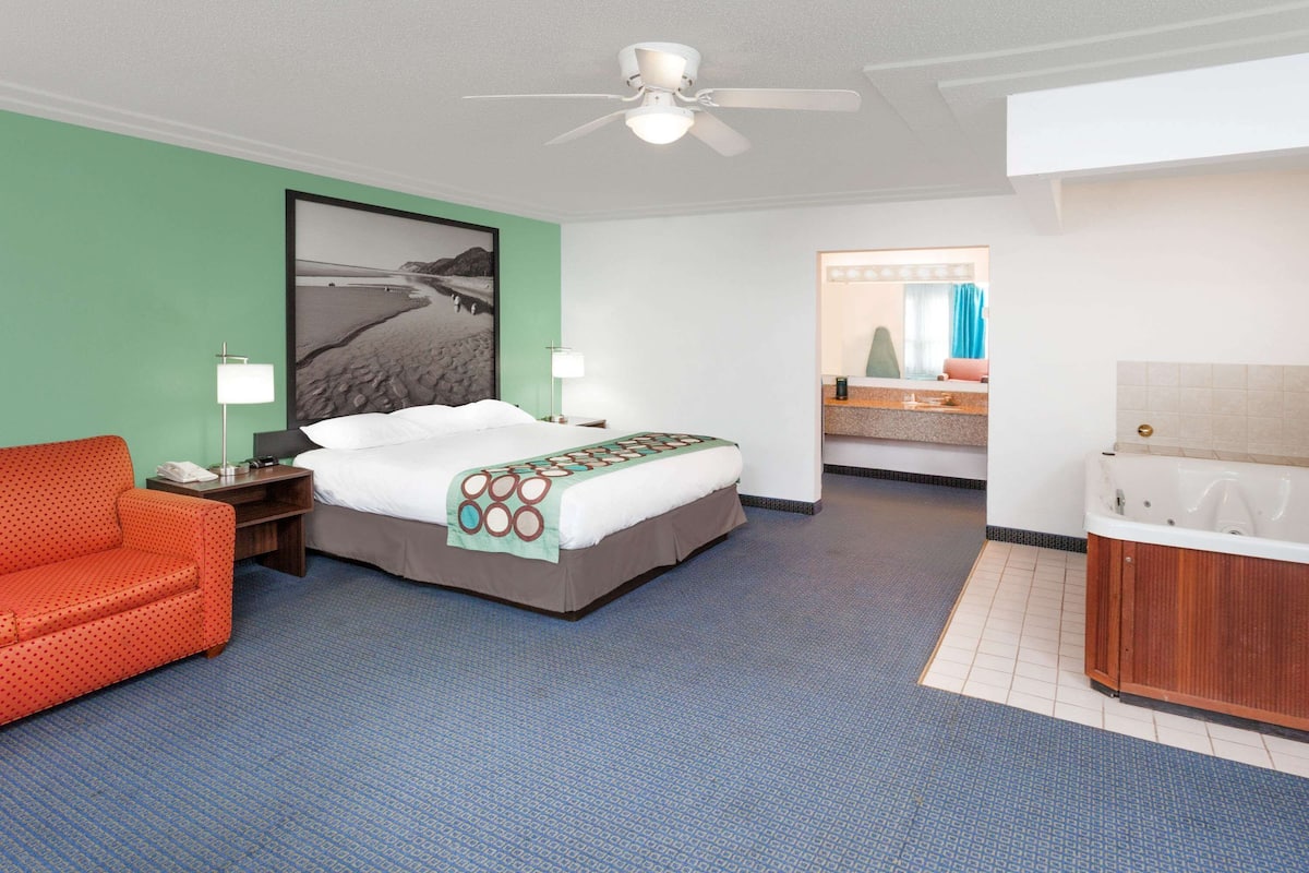 Chambre Supérieure, 1 trÚs grand lit, non-fumeurs (First Floor,Exterior Corridor) | Bureau, fer et planche à repasser, lits bébé (gratuits), Wi-Fi gratuit