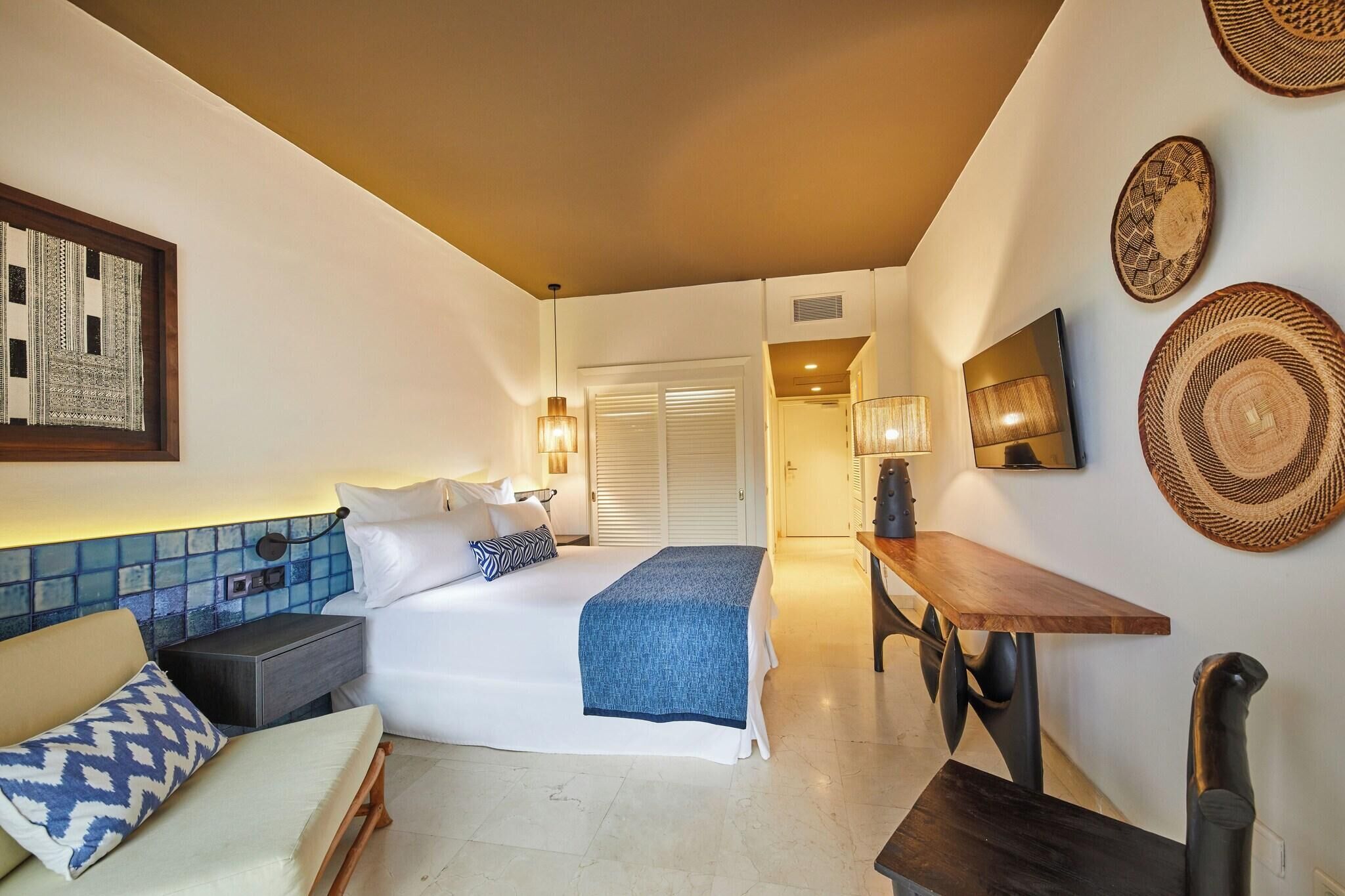 Couette en duvet, lit avec matelas en mousse à mémoire, minibar