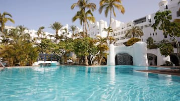 2 piscinas al aire libre, sombrillas, sillones reclinables de piscina
