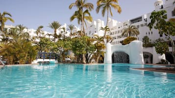 2 piscines extérieures, parasols de plage, chaises longues