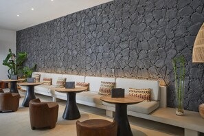 4 bars/lounges, 2 poolside bars
