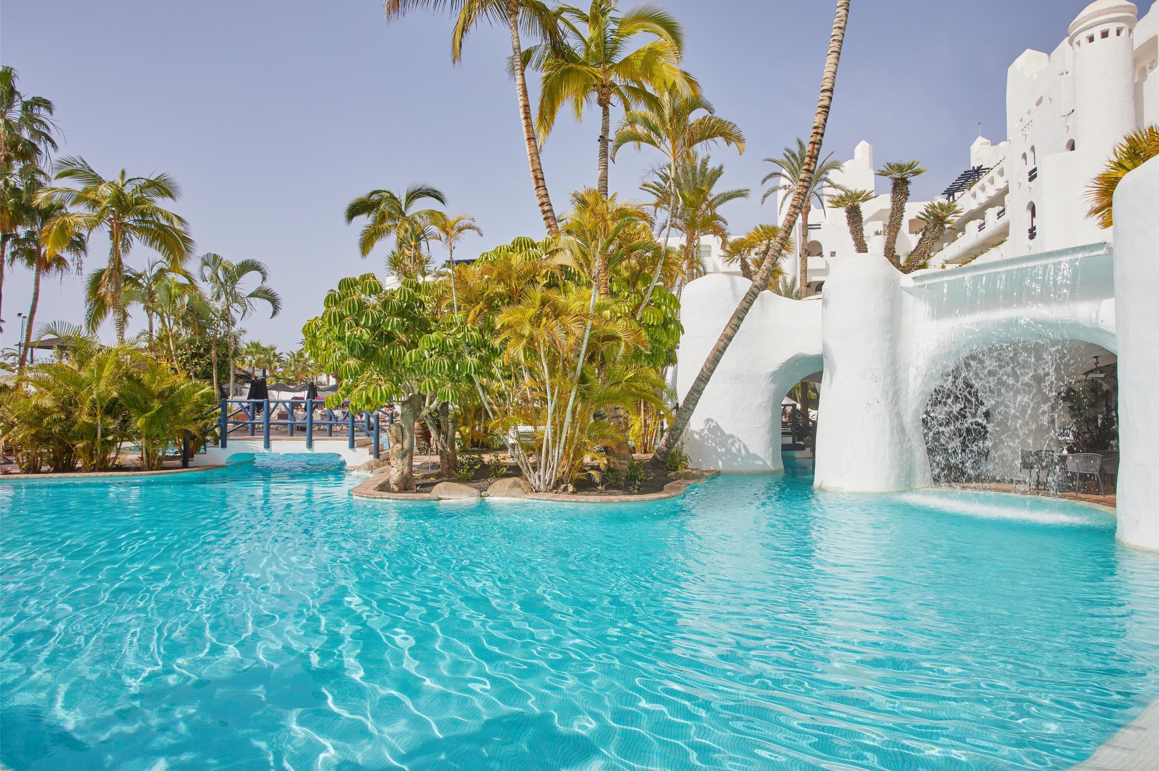 2 outdoor pools, pool umbrellas, pool loungers